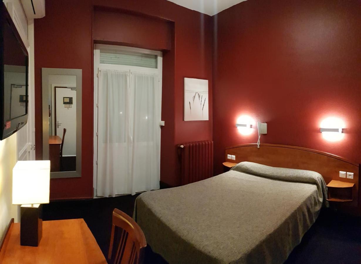 Hotel De La Paix Oloron-Sainte-Marie Exteriör bild